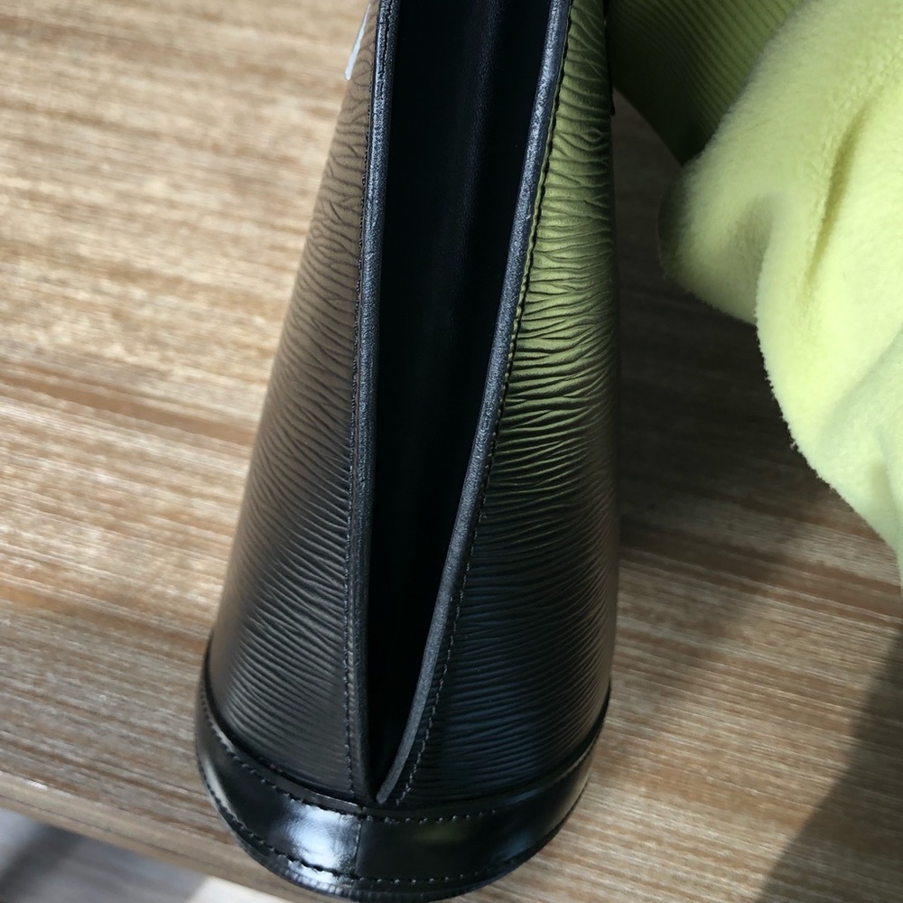 Authentic Louis Vuitton St. Jacques bag - Picture 13 of 17